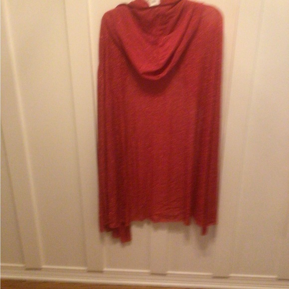 Red cape - Picture 2 of 2